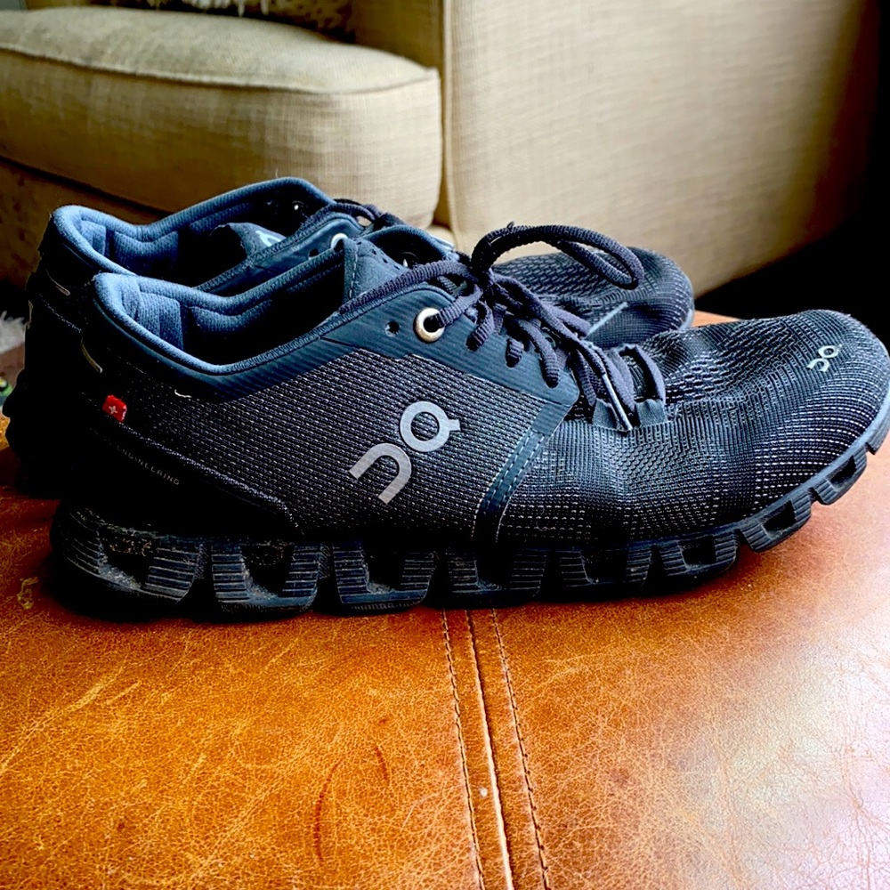 On Cloud Athletic Shoe Size 8
